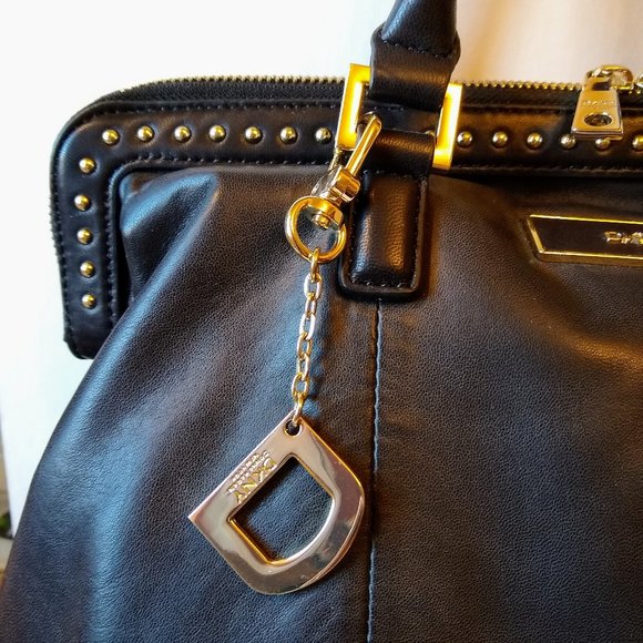 DKNY LARGE BLACK LEATHER SATCHEL.